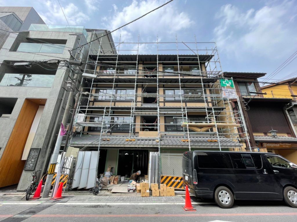 祇園の鉄骨造新築工事現場　現在進行中